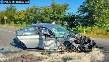Vodič vo Fekišovciach obiehal autá na mieste, kde nemal. Spôsobil vážnu nehodu