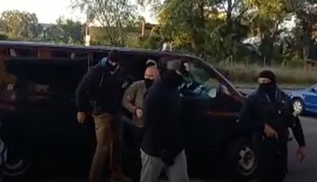 Po mesiaci inšpekcia vypočúva takáčovca Zemana, vypovedá aj Petrov. Ten prezradil, kto ho ovplyvňoval