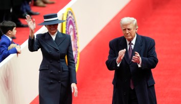 FOTO: Klobúk Melanie Trumpovej aj senátor v mikine a šortkách. Pozrite si módu z inaugurácie Trumpa