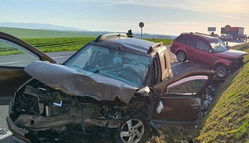 FOTO+VIDEO: Smrteľná nehoda pri Vrábľoch. Po čelnom náraze vymrštilo autá do priekopy, o život prišiel zrejme nepripútaný spolujazdec (†52)