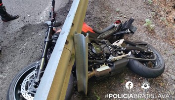 Nezvládol ostrú zákrutu. Motorkár (†29) zraneniam na mieste podľahol