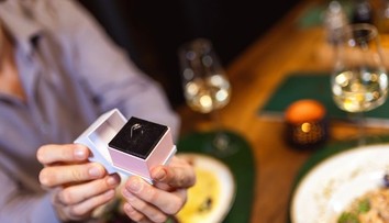 Romantický moment sa zmenil na boj o život: Mladá Češka skolabovala po zásnubách v Grécku