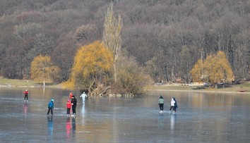 Zimná idylka sa v sekunde môže zmeniť na drámu. Ako pomôcť človeku, pod ktorým sa prepadol ľad?