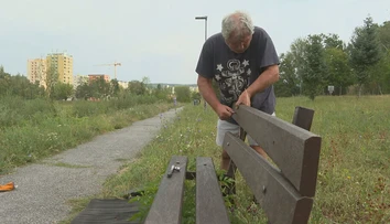 Na mesto sa mu už čakať nechcelo, zobral to do vlastných rúk. Dôchodca opravil mestskú lavičku za vlastné