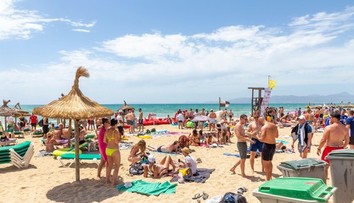 Tvrdý trest pre turistov: Ubudne až pätina ležadiel. Obyvateľom populárnej destinácie došla trpezlivosť