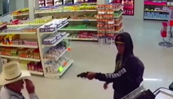 Kovboj si dal dolu okuliare a zložil ozbrojeného lupiča za pár sekúnd