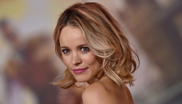 Vášnivá “bozkávačka“ so ženou a nahé prsia. Rachel McAdams sa v novom filme odviazala