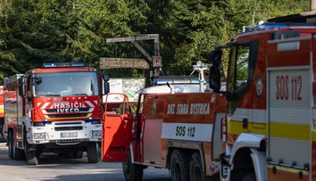 Veľký požiar v okrese Trnava. V areáli družstva zasahujú hasiči