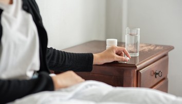 Voda v pohári po noci na stolíku chutí inak. Vedci odhalili, čo sa s ňou deje