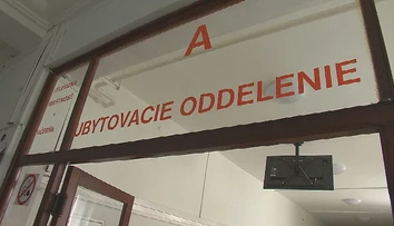 Internát nedostali, nájmy ich zruinujú. Teraz bojujú o strechu nad hlavou