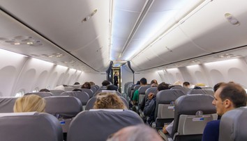 Smrť na palube lietadla. Mŕtvu pasažierku viezli 13 hodín, cestujúci cítili zápach