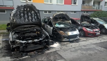V Banskej Bystrici horelo päť áut. Ľudia na sídlisku vravia, že oheň sa šíril od Jaguara