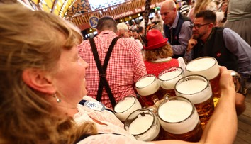 Liter piva tam stojí 16 eur. Na Oktoberfest pricestovali ľudia z celého sveta