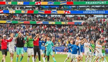 Hoci ich nevidieť, na štadióne sú už päť hodín pred výkopom. Aj v slovenskom tíme majú dôležitú úlohu