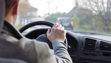 Chystáte sa na dlhú cestu autom, no býva vám nevoľno? Poradíme, čo pomôže