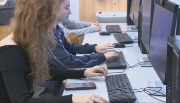 Maturanti sa mali rozhodnúť, či chcú elektronickú skúšku dospelosti. Školy zostali prekvapené