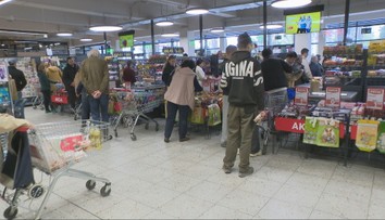 Nákupy počas Veľkej noci: Obchody sa plnia Slovákmi, otváracie hodiny sa v pondelok menia