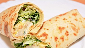 V kuracom wrape našla ľudský prst. Žena žaluje reštauráciu