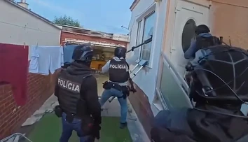 VIDEO: Policajná razia. Vydávali sa za ženu, matku aj policajta. Od 26-ročného muža mali podvodníci vylákať 10-tisíc eur