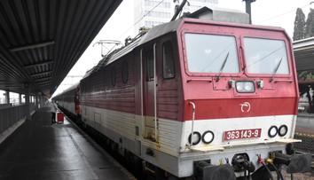 Surový útok vo vlaku do Malaciek: Kopance, päste a zlomený nos. Terčom len 17-ročná Sofia