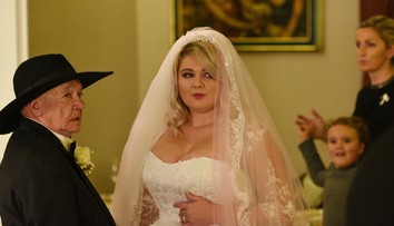 Evelyn vo svadobných šatách. S deduškom a poriadne nadupaným výstrihom