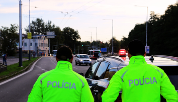 Desivá situácia na západnom Slovensku: Muž sa cez Vianoce vyhrážal so zbraňou, okamžitý zásah polície