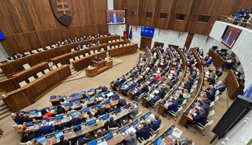 Politikom sa zvýši plat, uťahovanie opaskov sa ich netýka. Vieme, aké sumy dostanú po novom