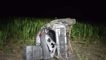 Tragická nehoda na juhu Slovenska: Auto sa niekoľkokrát prevrátilo, narazilo do stromu. Mladá žena (†25) zahynula