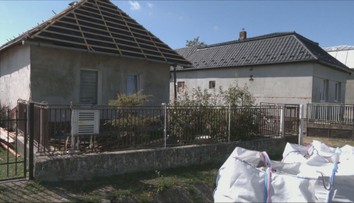Týždne po búrke stále opravujú domy, no majú ešte jeden problém. Na Zemplíne riešia, čo s azbestom zo zničených striech