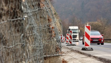 Deň po otvorení tunela Višňové sa začali práce pod Strečnom. Doprava je tam obmedzená