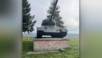 Na strednom Slovensku vandali poškodili pamiatku. Napísali na ňu meno atentátnika