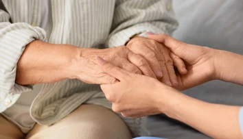 Každý tretí senior zažíva osamelosť. Odborníčka upozorňuje, čo môže spôsobiť jeho zdraviu