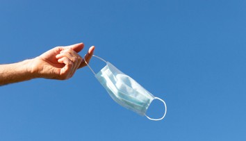 Zbohom, rúška. Od pondelka ich už nemusíte nosiť ani u lekára, ani v lekárni