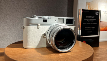 Odhadovanú hodnotu prekročil až stonásobne. Fotoaparát pápeža Františka vydražili za astronomickú cenu