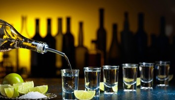 Po 14 panákoch spadla zo schodov. Súd jej priznal obrovské odškodné: Nemali jej nalievať