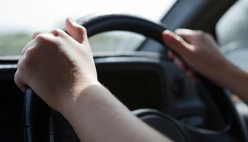 Prichádza na vás za volantom únava? Fyzioterapeutka radí jednoduchý trik, ako sa rýchlo prebudiť