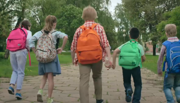 Rodičia potrebujú v lete pracovať, deti nemajú kde nechať. Pomohli by im školské kluby