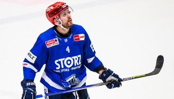 Štadión v momente stíchol. Hokejista skolaboval priamo na ľade, zápas predčasne ukončili