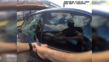 VIDEO: Okno museli rozbiť obuškami. Policajti v Martine vyslobodili dieťa zamknuté v aute