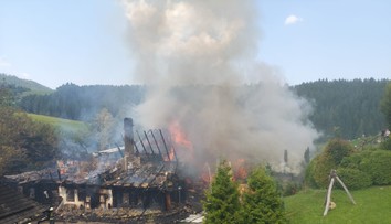 FOTO+VIDEO: V Zázrivej horel penzión. Škody rátajú v miliónoch eur