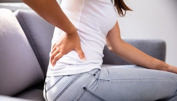 Jarné upratovanie môže skončiť bolesťou chrbta. Fyzioterapeutka radí, ako sa jej vyhnúť