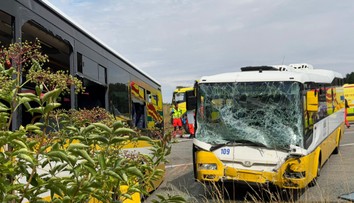 Vážna nehoda u susedov. Čelná zrážka dvoch autobusov si vyžiadala desiatky zranených