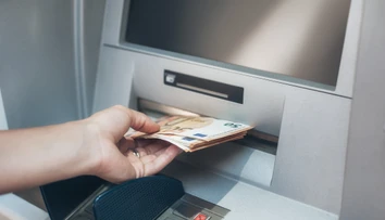 Nemilé prekvapenie pre klientov jednej z bánk. Z účtu im odrazu zmizli stovky eur, malo ísť o platby v potravinách