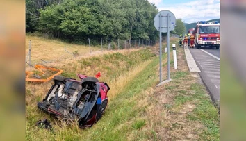 Vodič na R1 zaspal za volantom. Auto skončilo na streche, zasahoval vrtuľník