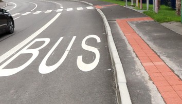Príbeh zo Žiliny: Seniorka spadla na ulici a zostala bezmocne ležať. To, čo urobil mladý muž, sa len tak nevidí