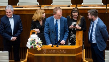 Poslanci okolo Beblavého pokračovali  blokovaní schôdze aj cez noc