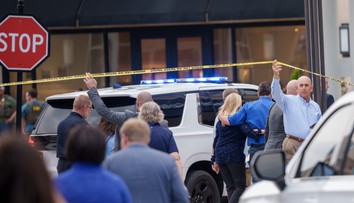 Dve skupiny po hádke spustili v nákupnom centre streľbu. Zranilo sa najmenej 10 ľudí