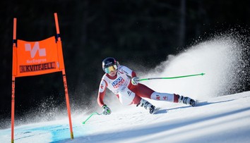 Rakúšanka Hütterová predviedla v zjazde skvelý výkon a tešila sa z triumfu. Priblížili sa jej len tri súperky