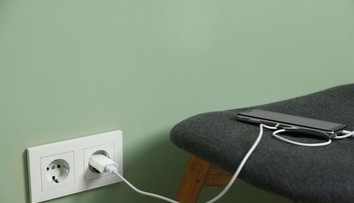 Nabíjanie mobilu môže byť smrteľne nebezpečné. Týchto chýb sa dopúšťajú mnohí Slováci