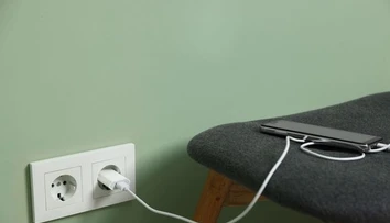 Nabíjanie mobilu môže byť smrteľne nebezpečné. Týchto chýb sa dopúšťajú mnohí Slováci